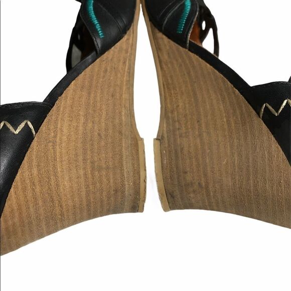 Bronx Mia Embroidered Pump / Wedge - Picture 8 of 8